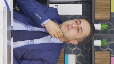 vídeo vertical de un hombre de negocios toser enfermo.