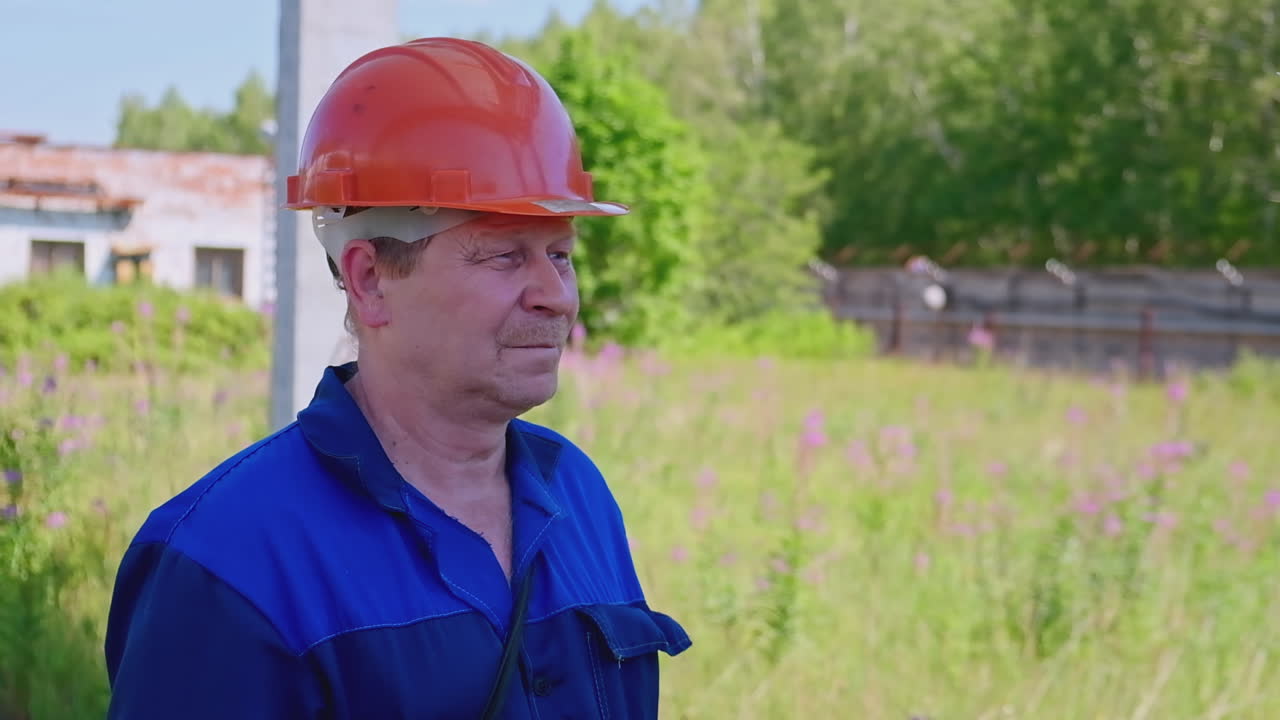 trabajador que utiliza un walkie-talkie al aire libre