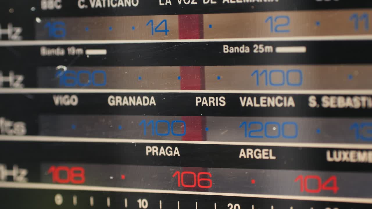 Old Retro AM FM Radio with tubes, Hand Changing stations , bulb vintage music player.