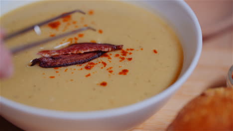 cerca de la sopa de crema de verduras blancas