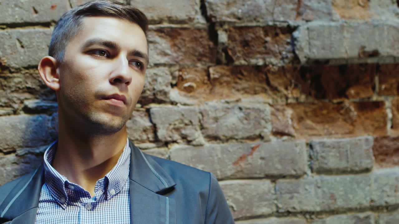 고민하는 청년의 스트레스와 문제 초상화는 배경에 버려진 집에 서