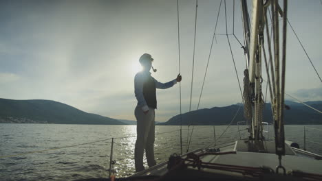 capitán en un yate al atardecer