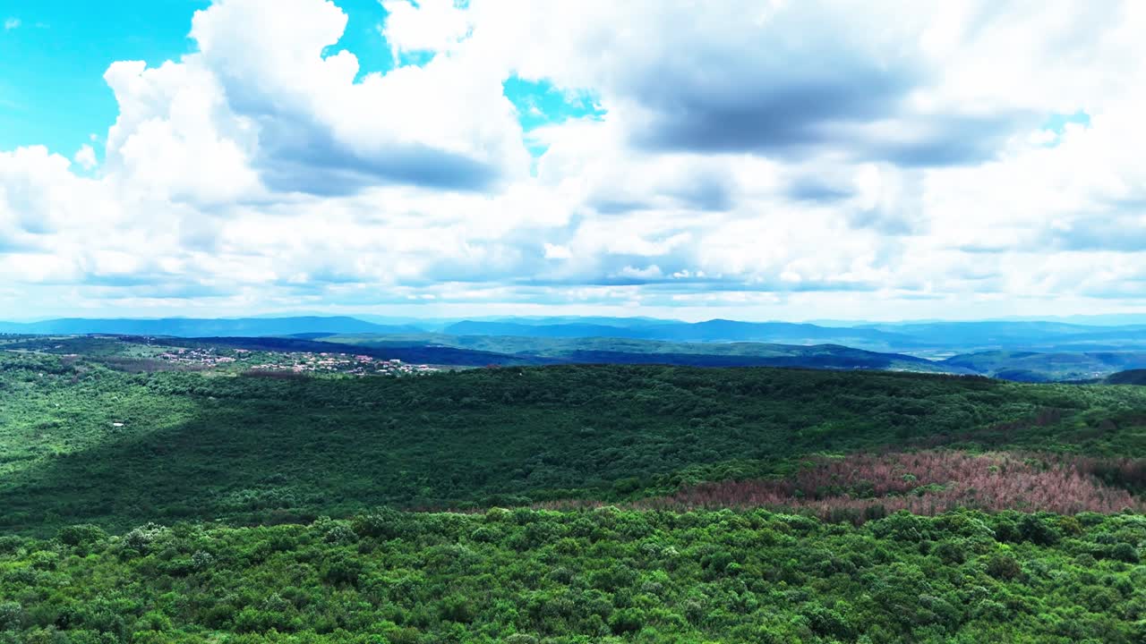 Parlak gökyüzü ve süzülen bulutların altında sonsuz Balkan tepelerini, tarlalarını, köylerini ve sarp kayalıklarını gözler önüne seren geniş açılı panoramik havadan görüntü