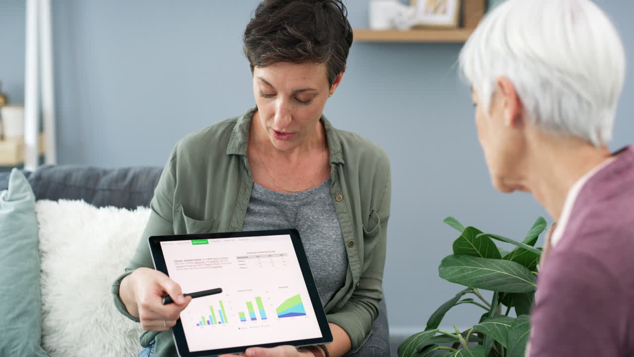 una mujer joven usando una tableta mientras hace algo