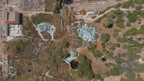 los toboganes del parque acuático en consternación se estrellaron y se apilaron para los residuos, la antena gira de arriba hacia abajo