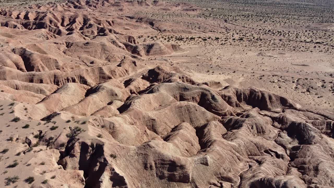 el sol y la sombra resaltan las colinas de arcilla erosionadas en las tierras baldías.