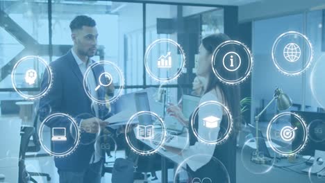 animación del icono en círculos sobre diversos compañeros de trabajo compartiendo ideas en la oficina