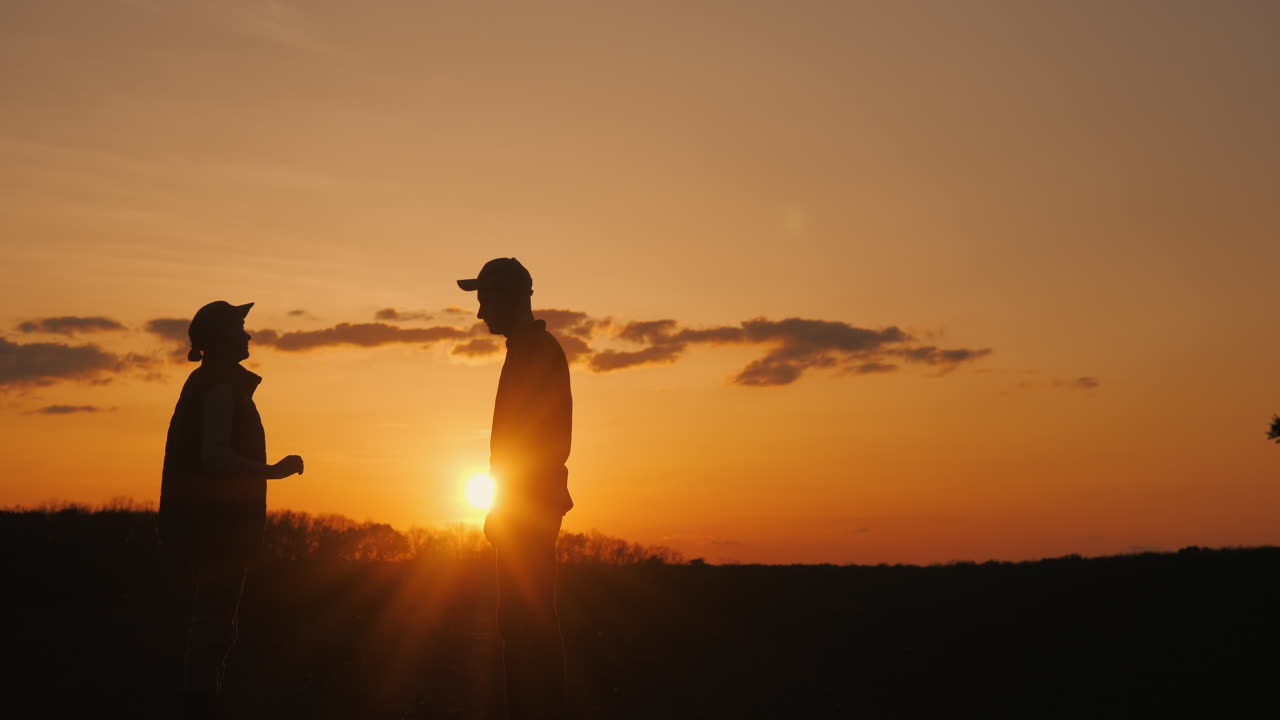 silhouette di due uomini al tramonto