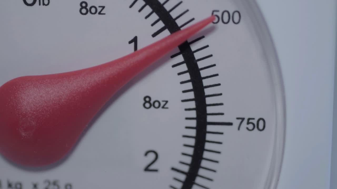 움직이는 다이얼이 있는 주방 저울