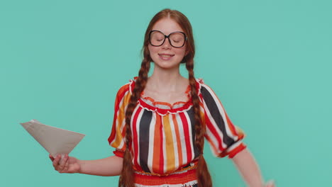la chica abre el sobre, la carta la lee, se siente feliz, crece en la carrera, avanza en la promoción, el préstamo bancario es aprobado.