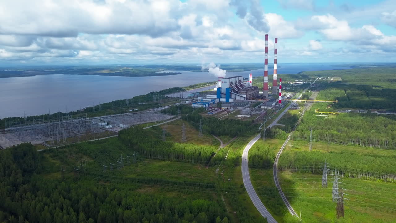 강 근처 에 있는 발전소 의 공중 사진