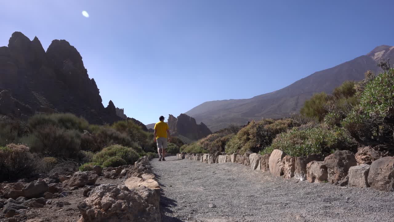 Uomo che cammina su un sentiero nel Parco nazionale del Teide
