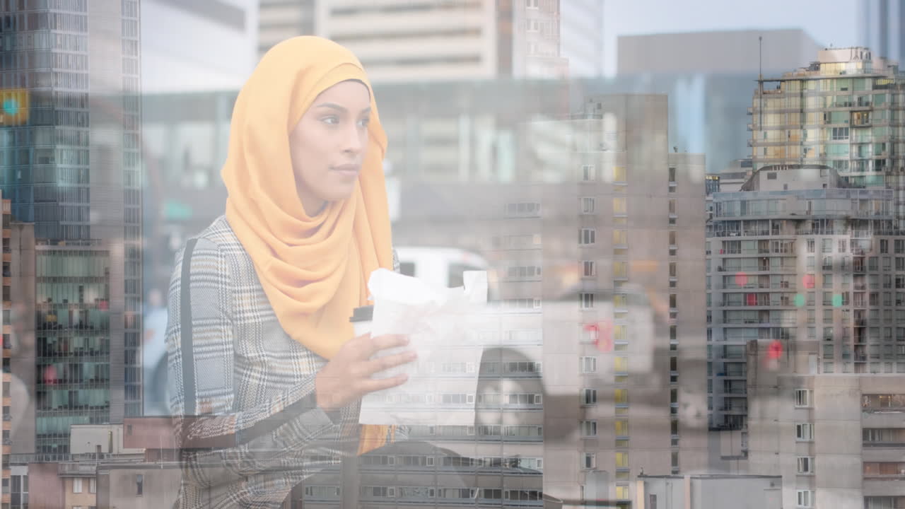 Animazione di donna asiatica con hijab seduta e che mangia su un paesaggio urbano.
