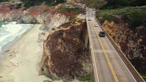 vista aérea del puente big sur y rocky creek en el oeste de california