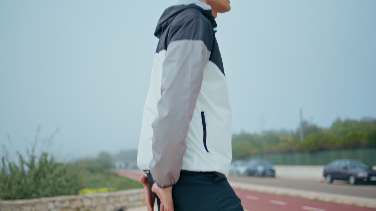 달리기 다리가 따뜻해지고, 점프를 하고, 근접 촬영을 하고, 길거리에서 프로 운동선수 훈련을 하고 있다.