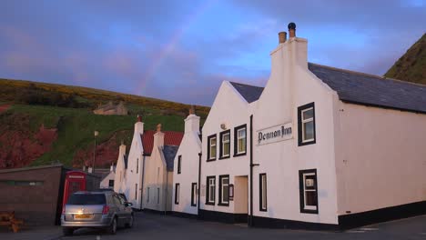 El-Pequeño-Pueblo-Pesquero-Escocés-De-Pennan-Al-Atardecer