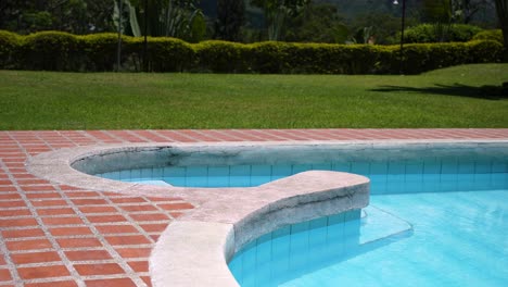 hermosa piscina en un día caluroso y soleado en verano