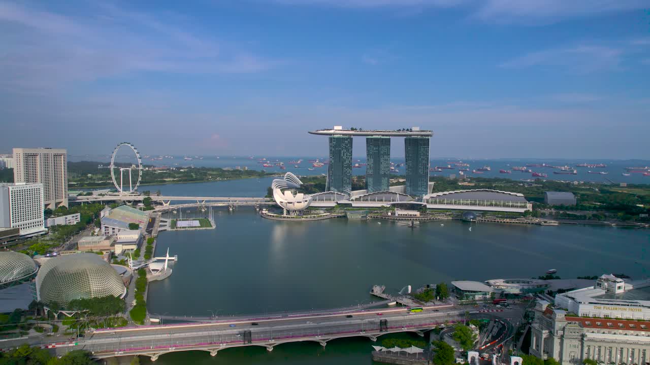 вид с воздуха на отель и казино marina bay sands в сингапуре, малайзия, и прилегающую набережную