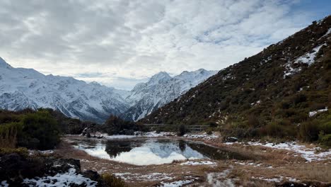 Monte-Cook-Reflejando-En-Calma-Tarns-Rojos,-Nueva-Zelanda