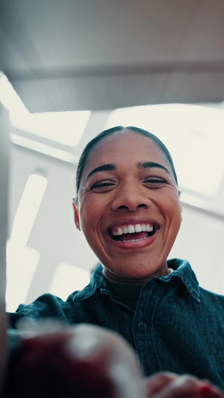 Donna entusiasta che apre un pacco sorridendo