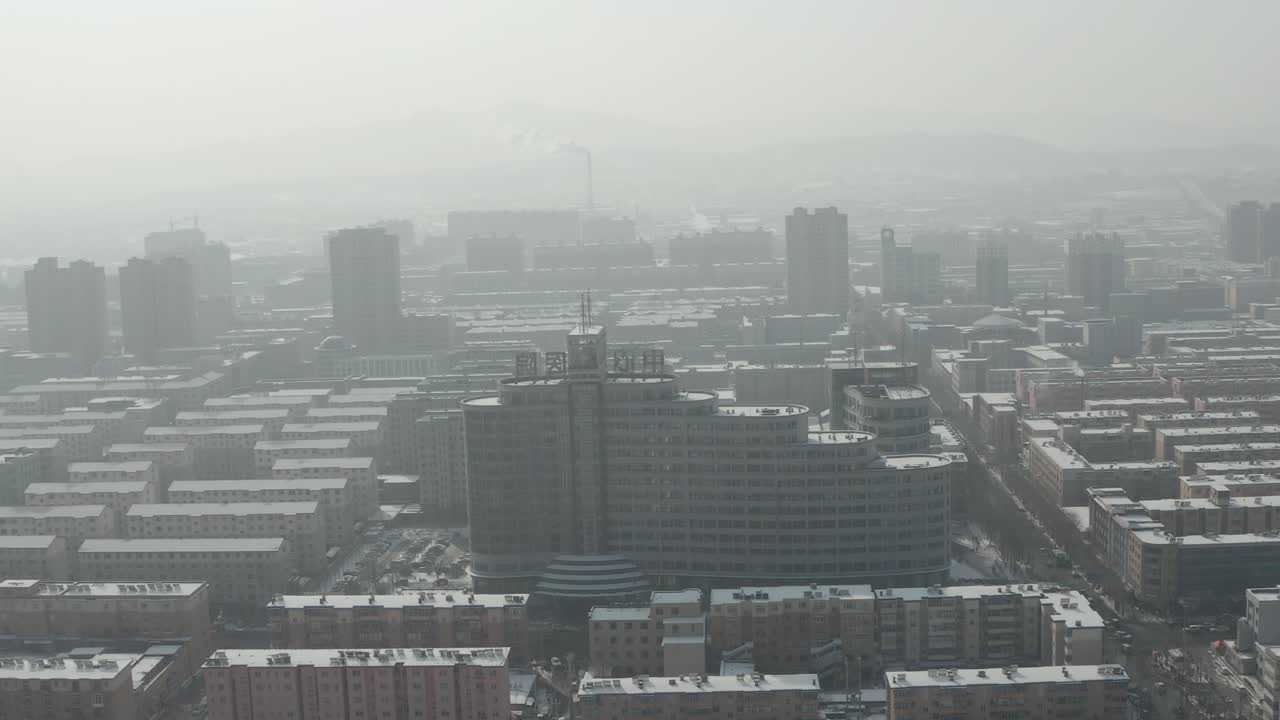 공기 오염으로 가득 찬 안개와 스모그가 가득한 공업 공산주의 도시의 공중 촬영