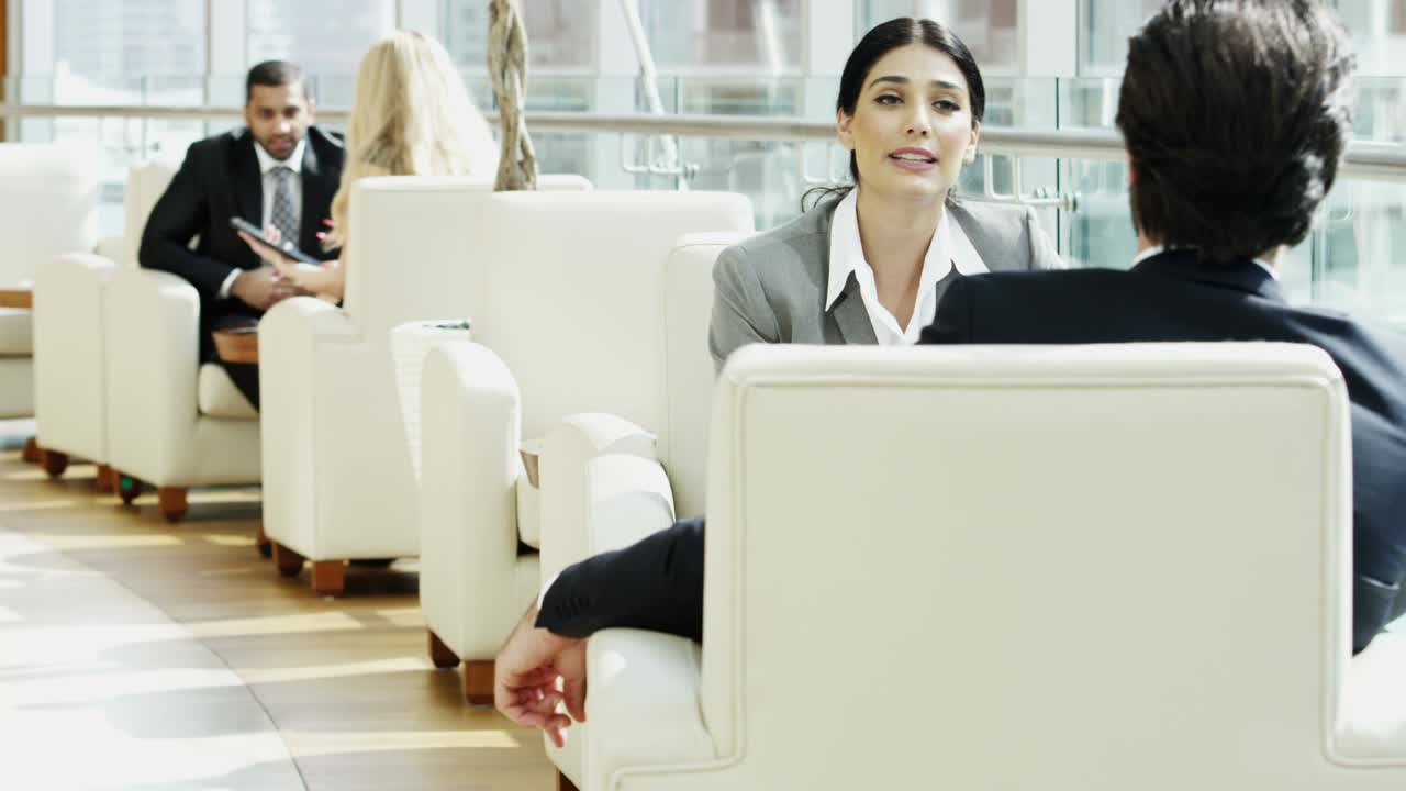 국제 다민족 비즈니스 여행자 다운타운 아트리움 회의