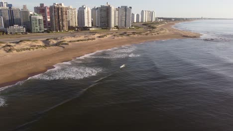 eine drohne fliegt über den strand von east point city in uruguay