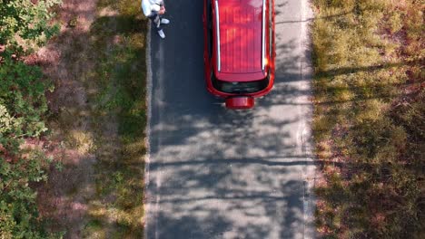 Rotes-Auto-Mitten-Auf-Der-Straße