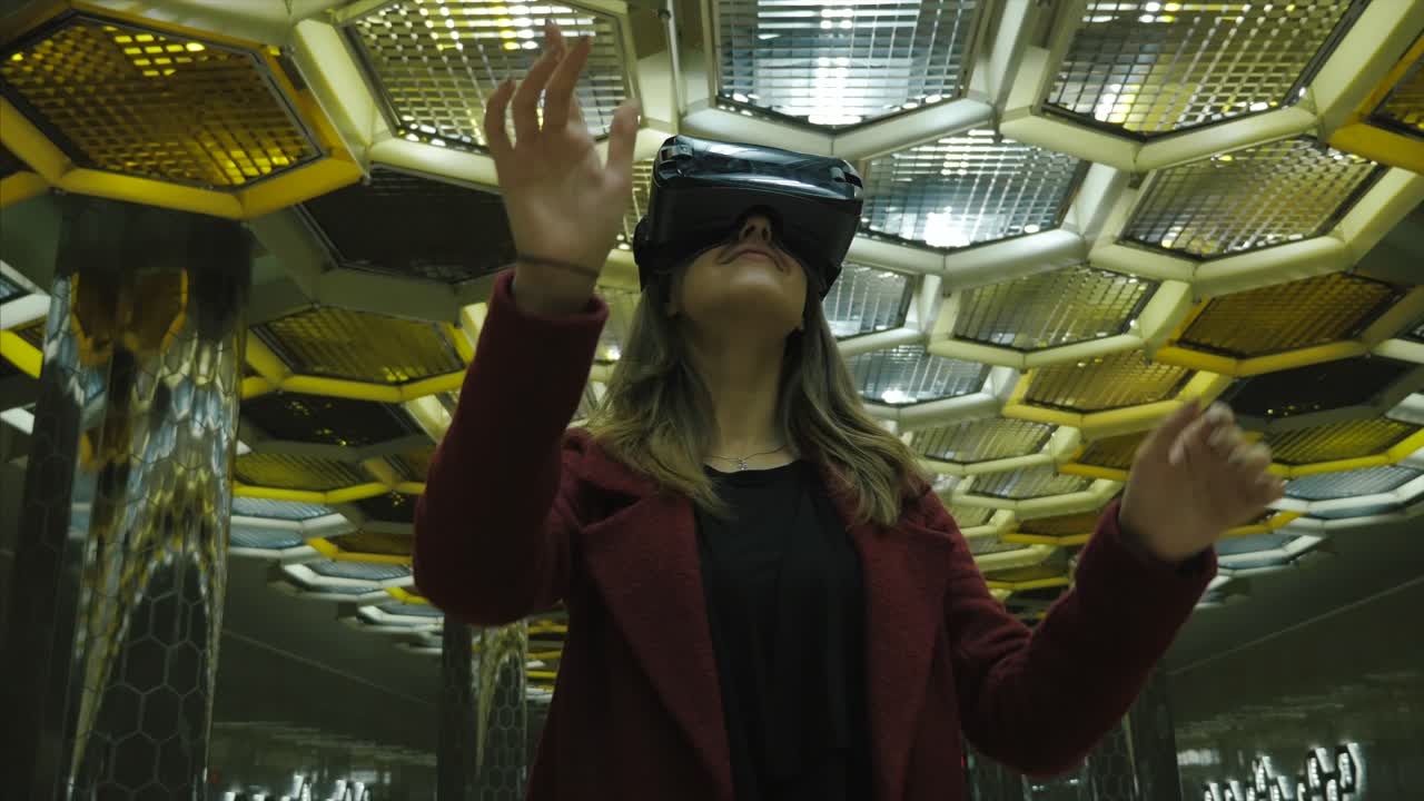 Žena s VR headsetem v moderním architektonickém tunelu