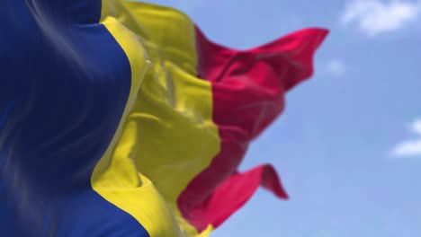 detalle de la bandera nacional de chad ondeando en el viento en un día despejado.