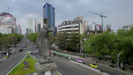 Vista-Orbital-De-La-Rotonda-En-El-Paseo-De-La-Reforma-Cerca-Del-Monumento-A-Cuautemoc