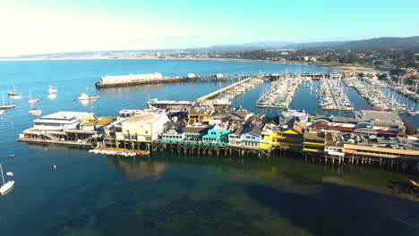 vista aérea de drones de monterey wharf california con el océano filmado en 4k de alta resolución