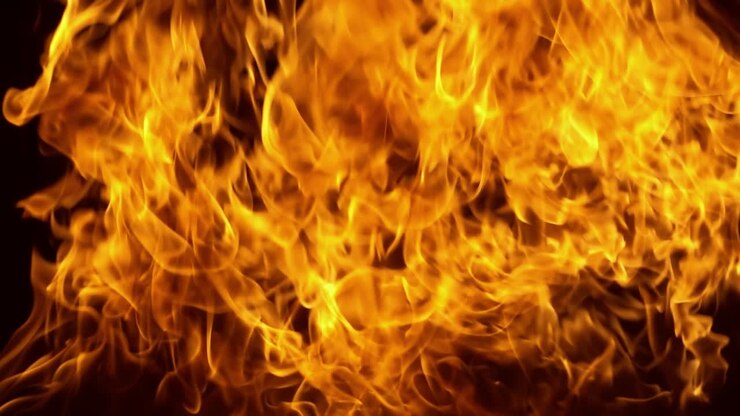 Feuerflammen auf schwarzem Hintergrund in Zeitlupe