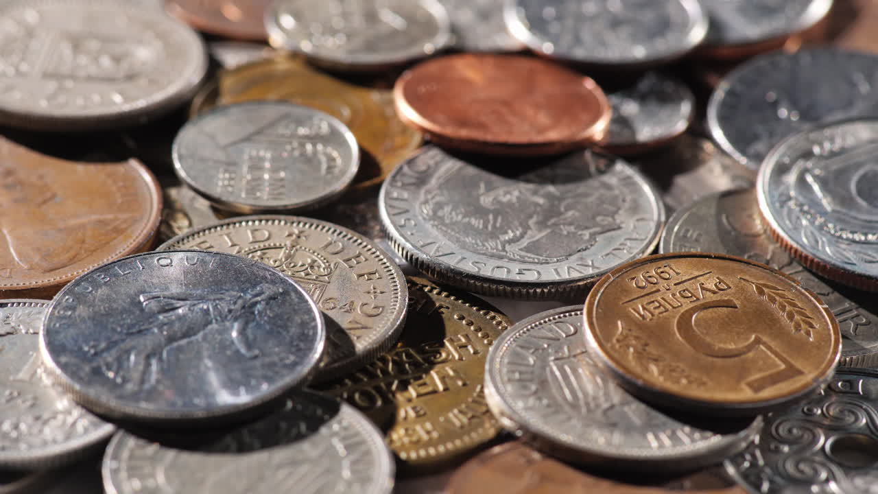 un conjunto de monedas de todo el mundo