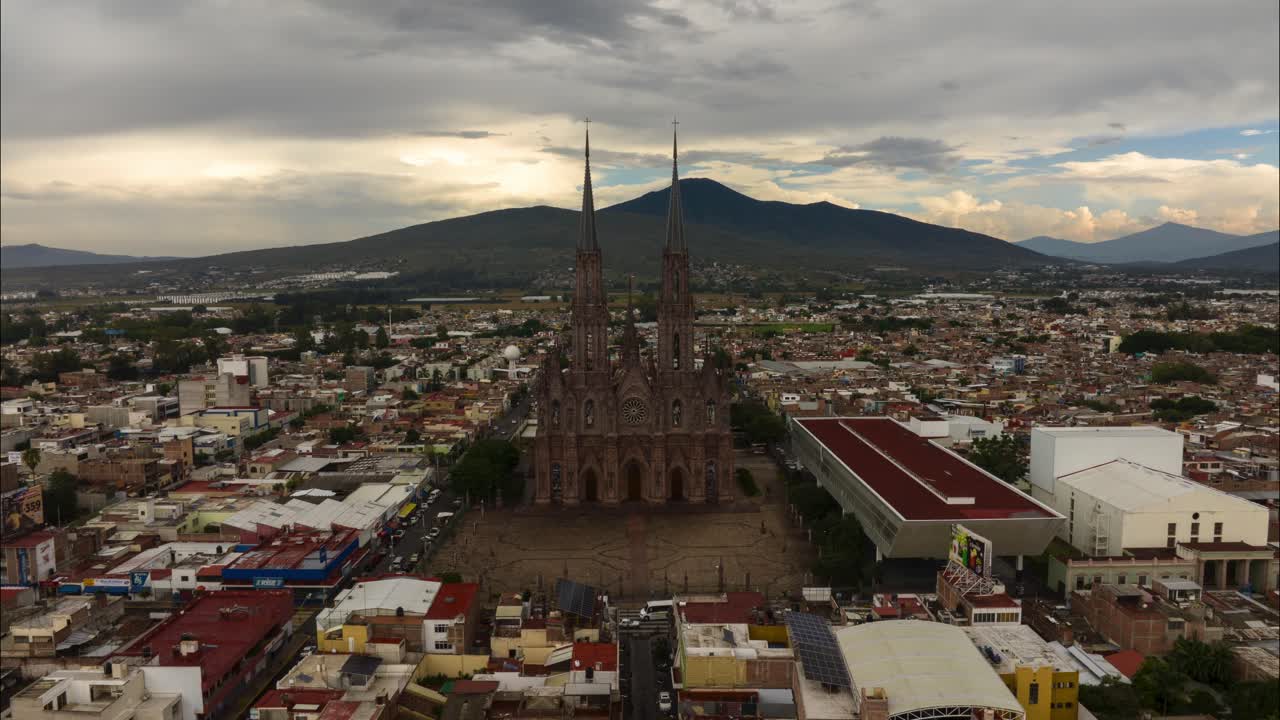 hiperlapso de drone de la catedral de zamora michoacan en un día nublado