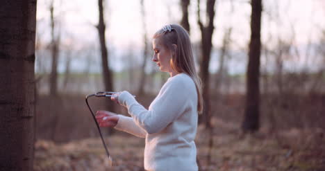 Frau-Benutzt-Ein-Stethoskop-Und-Untersucht-Einen-Baum-Im-Wald