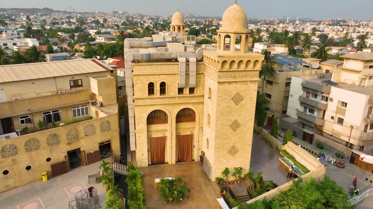ornamentada fachada de la mezquita al burhani, karachi - panorámica aérea