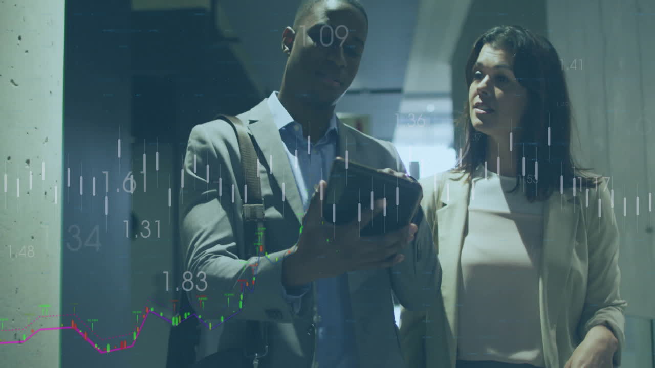 animación del procesamiento de datos financieros sobre diversas personas de negocios en la oficina