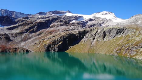 montaña rocosa en el parque nacional tauern desde el lago weisssee a la luz del día en austria
