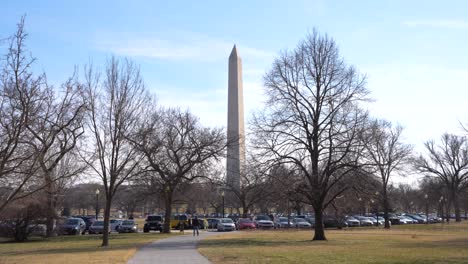 una foto fija del monumento a washington en un bonito día soleado