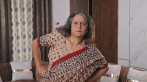 mujer india haciendo ejercicio y estiramiento