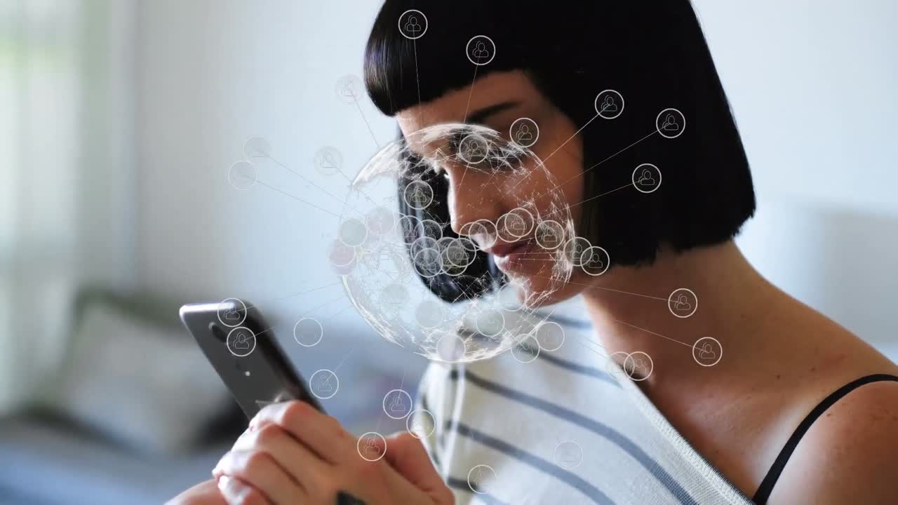 video de conexiones y globo sobre mujer biracial usando teléfono inteligente