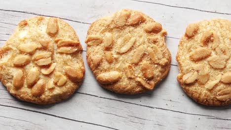 galletas de mantequilla de maní sobre un fondo de madera blanca