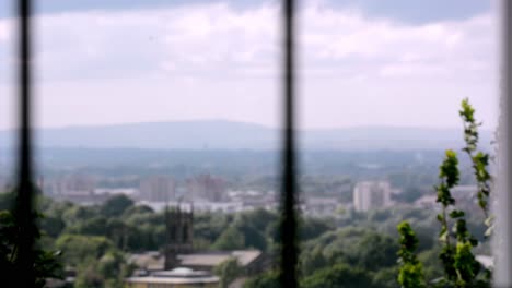 Schuss-Aus-Einem-Fenster,-Fokusverlagerung-Vom-Fenster-Zum-Hintergrund