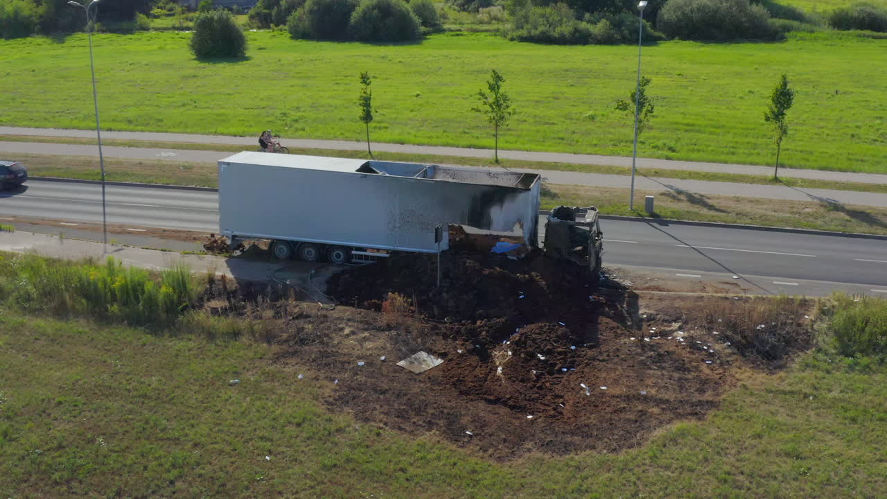 왼쪽에서 오른쪽으로의 시차 - 불에 탄 자동차로 도시의 스트리트 뷰 캡처