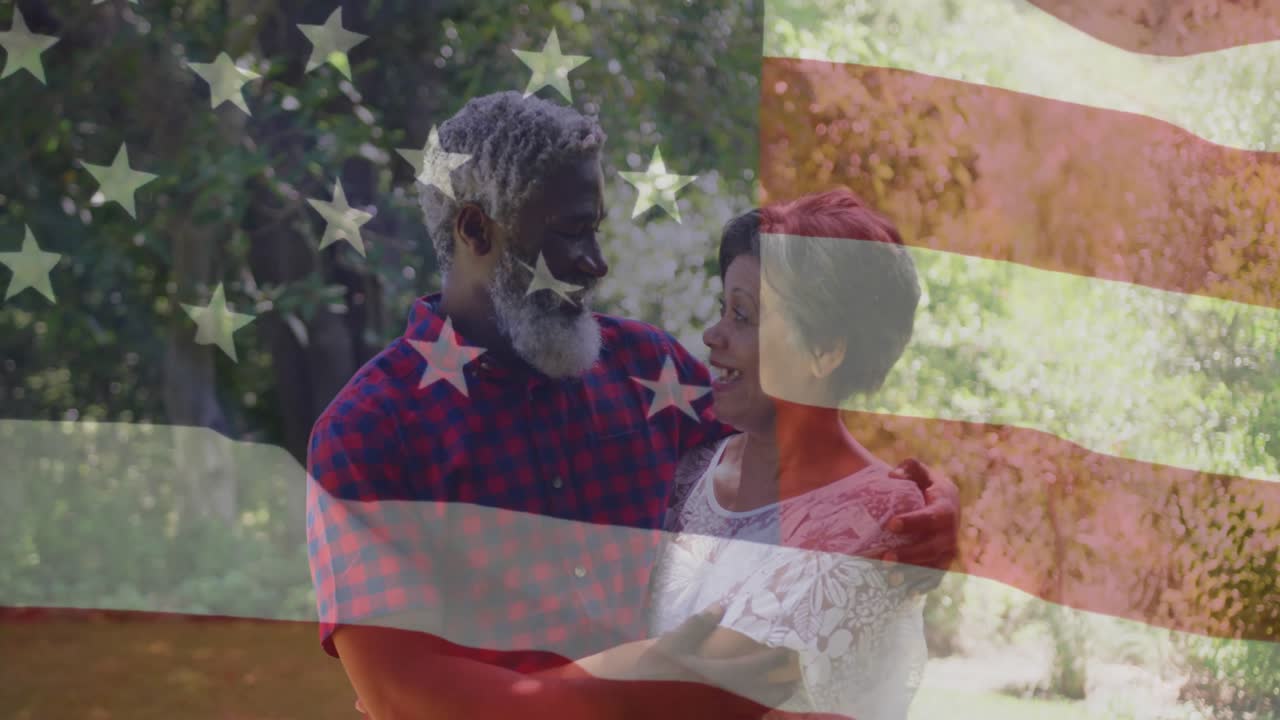 Superposition semi-transparente d'un drapeau américain remplissant le cadre, tandis qu'un couple s'étreint dans un jardin pour le marketing.