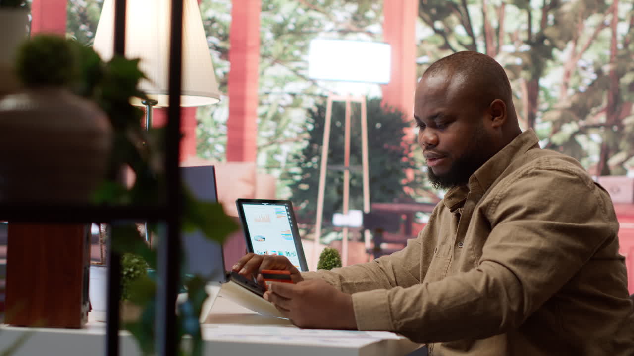 jovem empresário autônomo faz compras online com o seu cartão