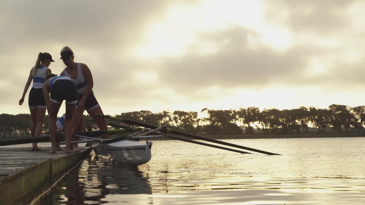 equipo de remo femenino entrenando en un río