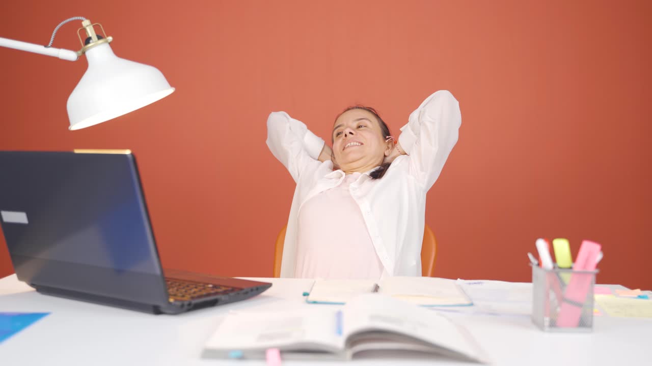 일을 끝내고, 여자는 휴식을 취합니다.