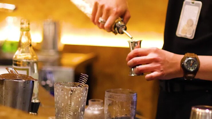 Barman che prepara con maestria cocktail in un bar
